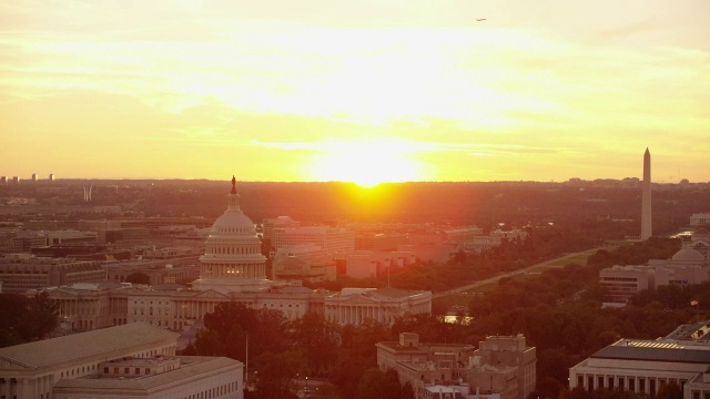 空中飞过华盛顿特区，美国国会大厦全景，日落美国视频素材