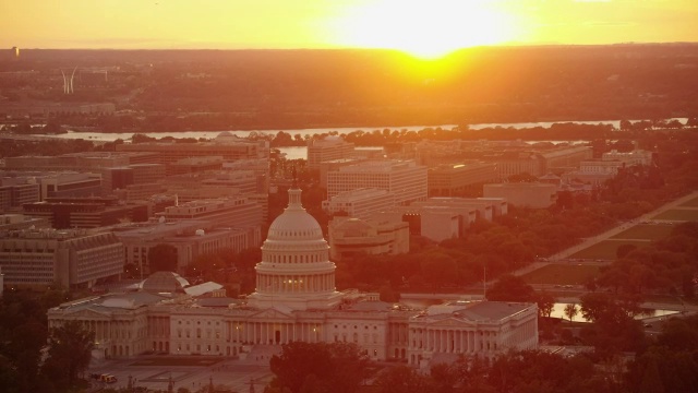 空中飞过华盛顿特区，美国国会大厦全景，日落美国视频素材