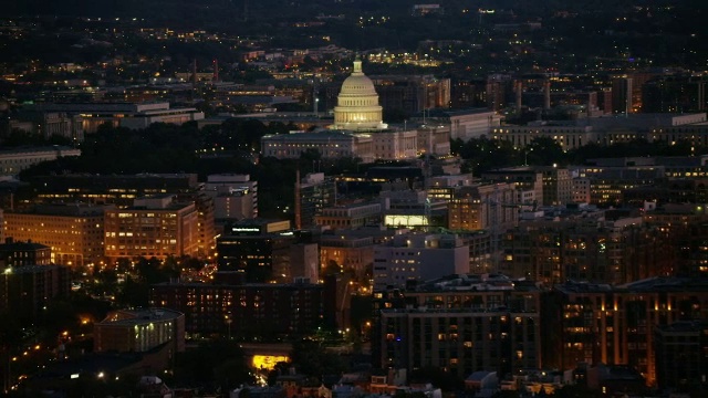 空中飞行华盛顿特区，美国国会大厦，夜晚视频素材