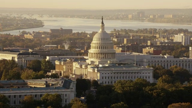空中飞过华盛顿特区，美国国会大厦，日出视频下载