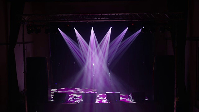 聚光灯照亮空荡荡的舞台上的麦克风视频下载