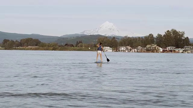 一个年轻女子在河里划船视频素材