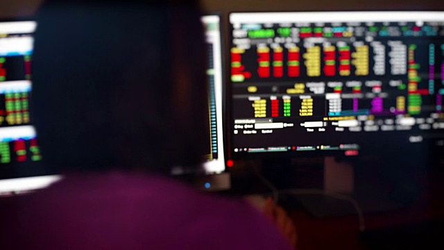 股票经纪人监测真实的股票市场交易数据。视频素材
