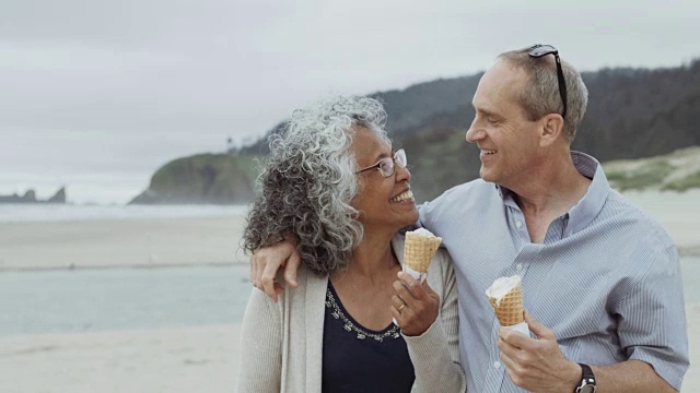 一对老夫妇在海滩上吃冰淇淋视频下载