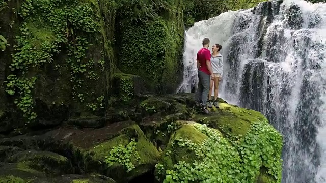 SLO MO夫妇从瀑布边走出来视频下载