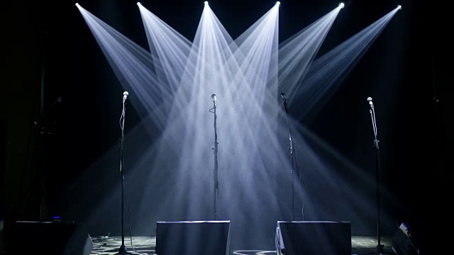 一排彩色灯光在一个空旷的舞台上闪烁视频下载