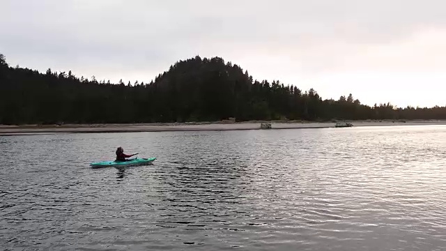 在皮划艇中划水的老妇人视频下载