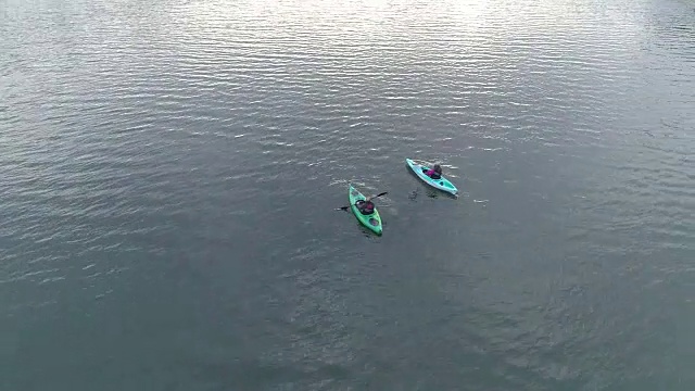 航拍的老夫妇皮划艇视频下载
