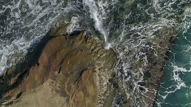 SLO MO海浪从上到下的角度冲击岩石视频下载