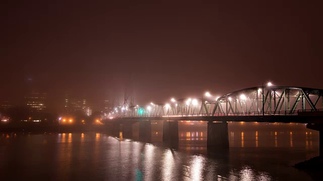 雾蒙蒙的日出霍桑桥视频素材