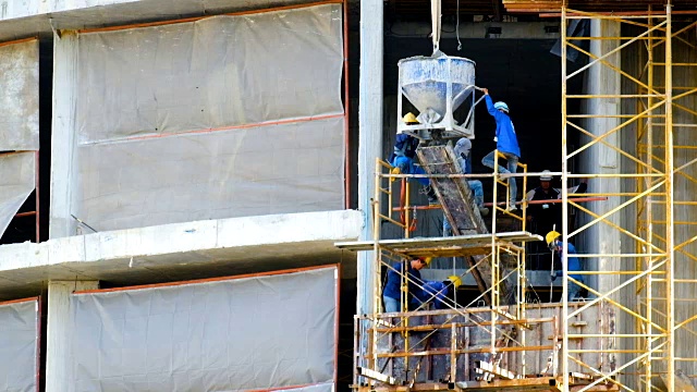 混凝土板，建筑工人在建筑上工作视频素材