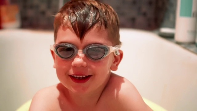 戴着护目镜在浴缸里的小男孩视频下载