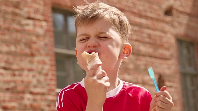 小男孩在舔冰淇淋视频素材