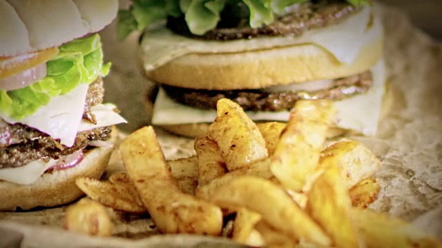 SLO MO DS美味的双层汉堡和脆薯角视频素材
