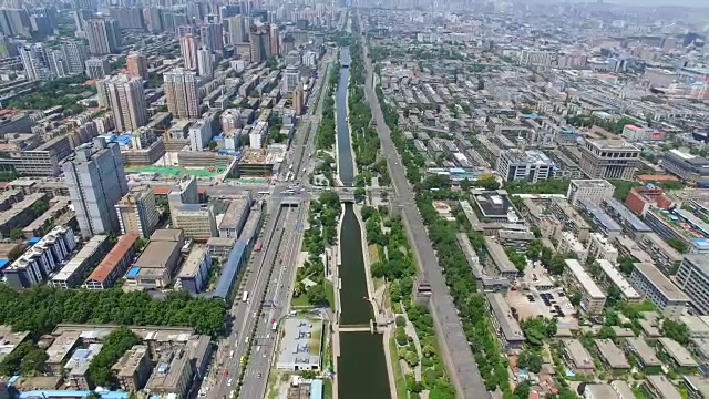 中国陕西西安的城墙和城市景观鸟瞰图视频素材