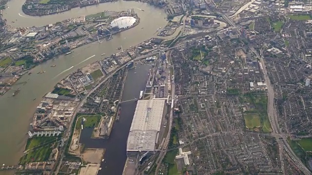 4K鸟瞰图通过飞机窗口的伦敦市中心视频素材