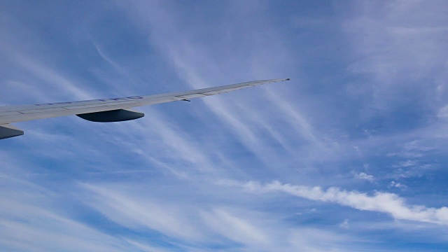 4K鸟瞰图通过飞机窗口的伦敦市中心视频下载