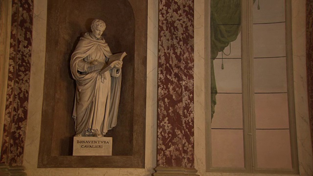 意大利帕维亚大学讲堂内的白色石头雕像视频下载