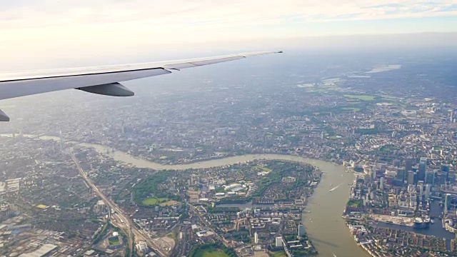 4K鸟瞰图通过飞机窗口的伦敦市中心视频素材