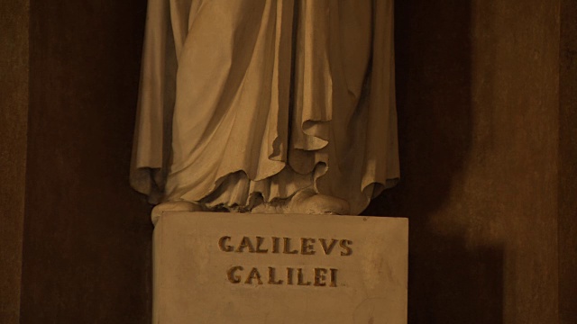伽利略·伽利莱-潘在意大利帕维亚大学讲堂内的白色石头雕像视频下载
