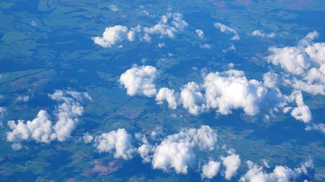 4K云和晴天透过飞机窗口视频素材