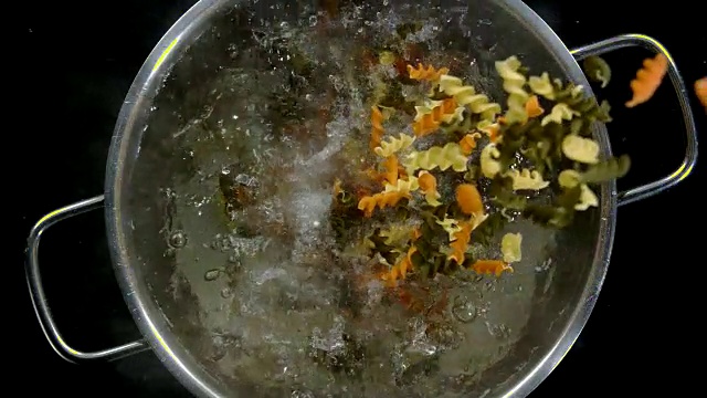 蔬菜粉条溅入沸腾的锅中-上端视频下载