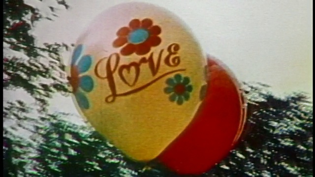 1975年近距离跟踪拍摄黄色气球，红色气球旁边写着“爱”视频下载