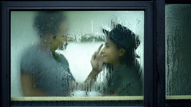 情人把心写在雨滴窗前视频素材