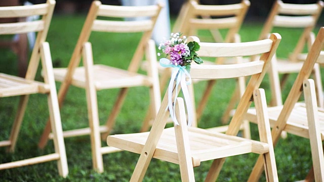 婚礼上用花装饰的椅子。视频下载