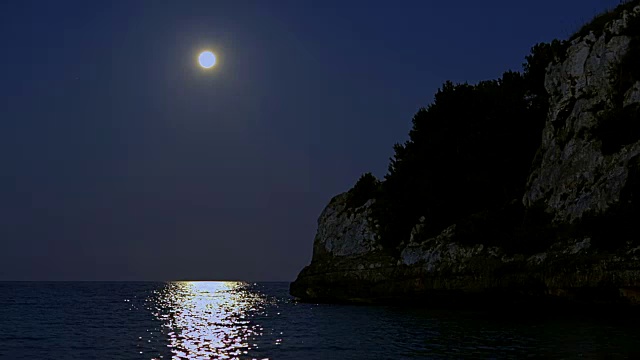 西班牙马略卡岛巴利阿里岛夜晚地中海的浪漫满月视频购买