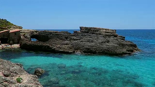 西班牙马略卡岛巴利阿里岛东海岸Cala ' s Almunia的岩石海岸线视频下载