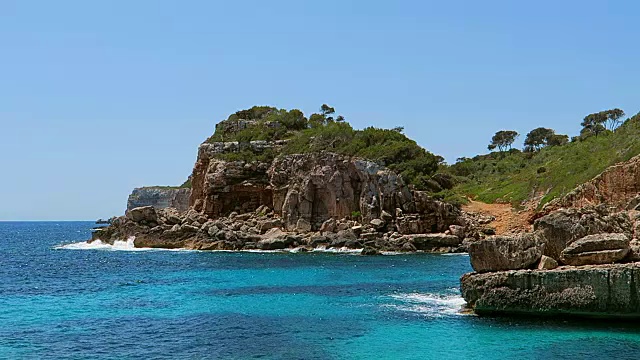 西班牙马略卡岛巴利阿里岛东海岸Cala s 'Almunia的岩石海岸线视频下载
