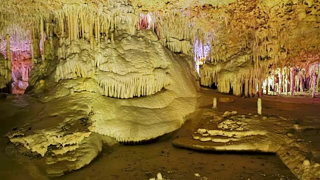 西班牙马略卡岛，马纳科尔，克里斯托港，火腿湾钟乳石洞穴视频下载