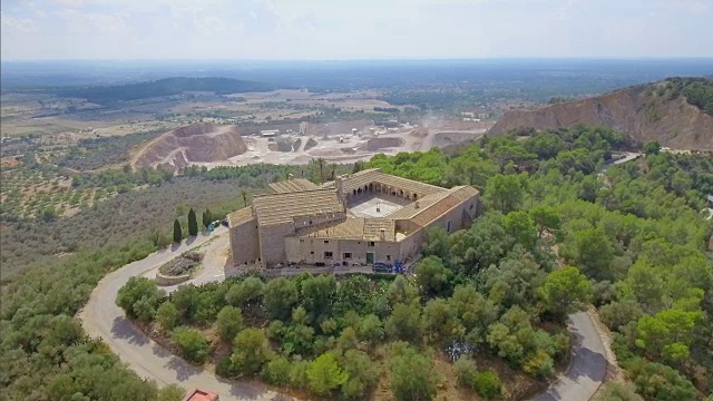 西班牙马略卡岛巴利阿里岛的圣塔亚里修道院视频下载