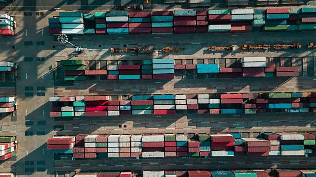 工业港口鸟瞰图与集装箱，Hyperlapse视频素材