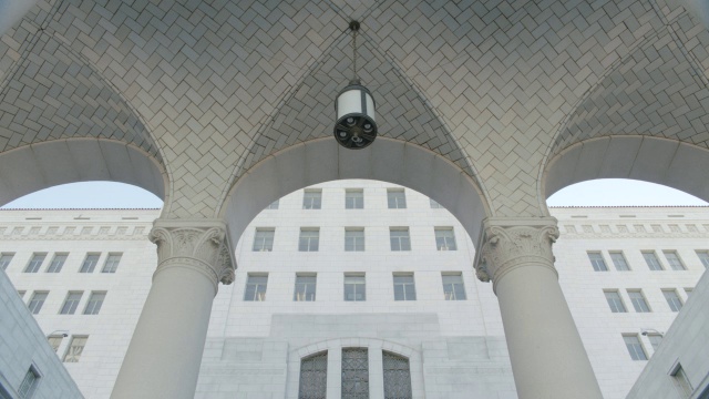 从拱形的市政厅入口到灯光装置。视频下载