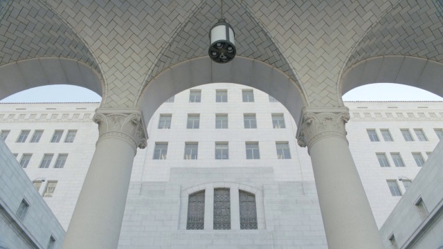从拱形的市政厅入口到灯光装置。视频下载
