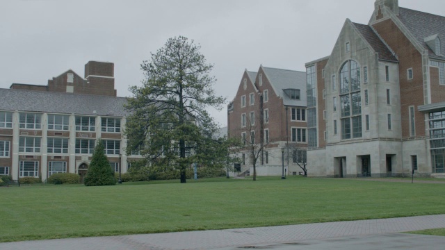 多层砖房的广角。可能是大学校园。视频素材
