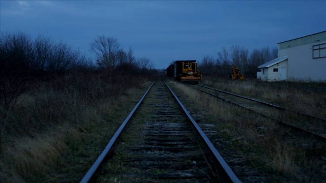 铁路或火车轨道的广角。火车和机械清晰可见。仓库部分可见。视频下载