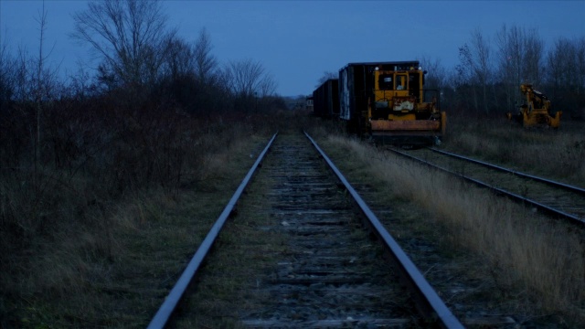 铁路或火车轨道的广角。火车和机械清晰可见。仓库部分可见。视频下载