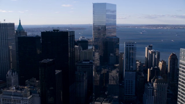 一个世界贸易中心或自由塔和四个世界贸易中心的空中天线。现代的玻璃建筑。摩天大楼和高层的办公室或公寓大楼在市中心曼哈顿纽约市的天际线。视频素材