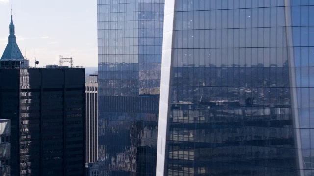 一个世界贸易中心或自由塔和四个世界贸易中心的空中天线。现代的玻璃建筑。摩天大楼和高层的办公室或公寓大楼在市中心曼哈顿纽约市的天际线。视频素材
