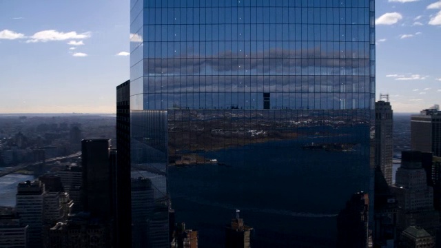 世贸中心四号航拍图。现代的玻璃建筑。摩天大楼和高层的办公室或公寓大楼在市中心曼哈顿纽约市的天际线。视频素材
