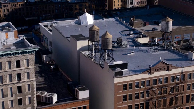 多层办公或公寓楼顶水箱架空。纽约哈莱姆。视频下载