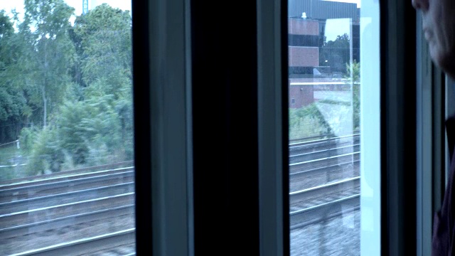 中等角度移动pov从火车窗口。的痕迹。视频素材