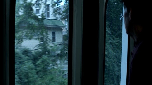 中等角度移动pov从火车窗口。的痕迹。住宅区域。视频素材