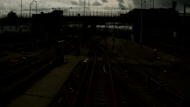 地铁列车在轨道上的中角度移动pov。导体可见。平台和桥梁。视频素材