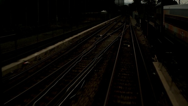 地铁列车在轨道上的中角度移动pov。视频素材