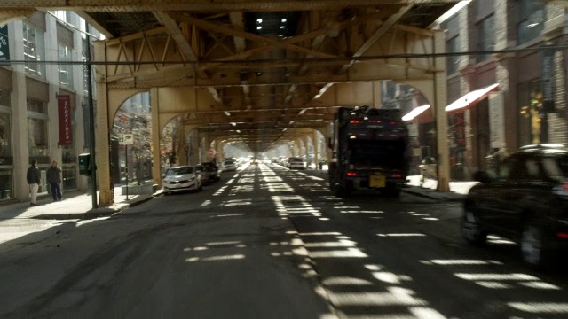 加工板直背行驶通过芝加哥城市的街道和小巷。EL铁轨。视频素材