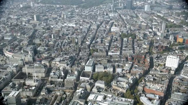 空中的伦敦。伦敦眼、大本钟、滑铁卢车站、国会大厦和泰晤士河。视频下载